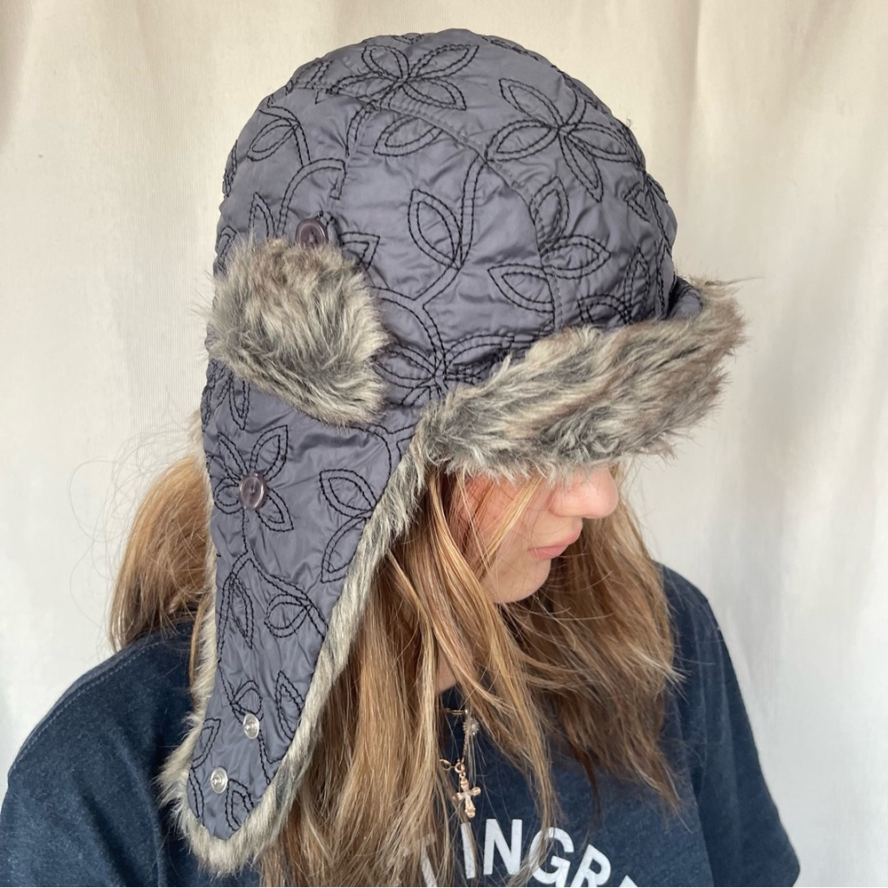 Pistil Womens Trapper Style Hat
Faux Fur Ear Flaps Quilted
Microfiber Chin Snaps